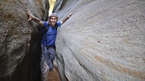 Bruno Peyronnet progresse dans un canyon étroit